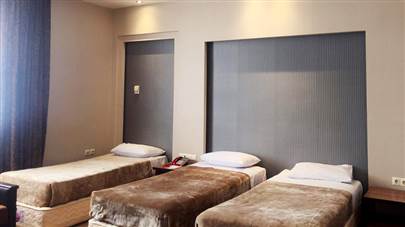 اتاق سه تخته هتل زنبق یزد اتاق سه تخته هتل زنبق یزد